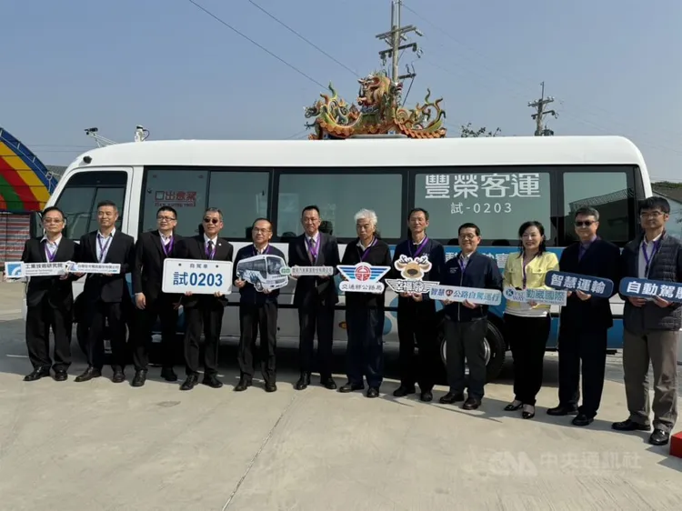 首頁 / 生活 最快速自駕公車明年3月試乘 時速可達40公里 2023/11/24 12:52（11/24 13:23 更新） 公路局委託豐榮汽車客運實行「智慧自駕公路實證DRTS試辦計畫」，在台61線導入自駕公車營運服務，交通部次長陳彥伯（左5）表示，目前已經進行相關測試，預計民國113年3月開放民眾試乘。中央社