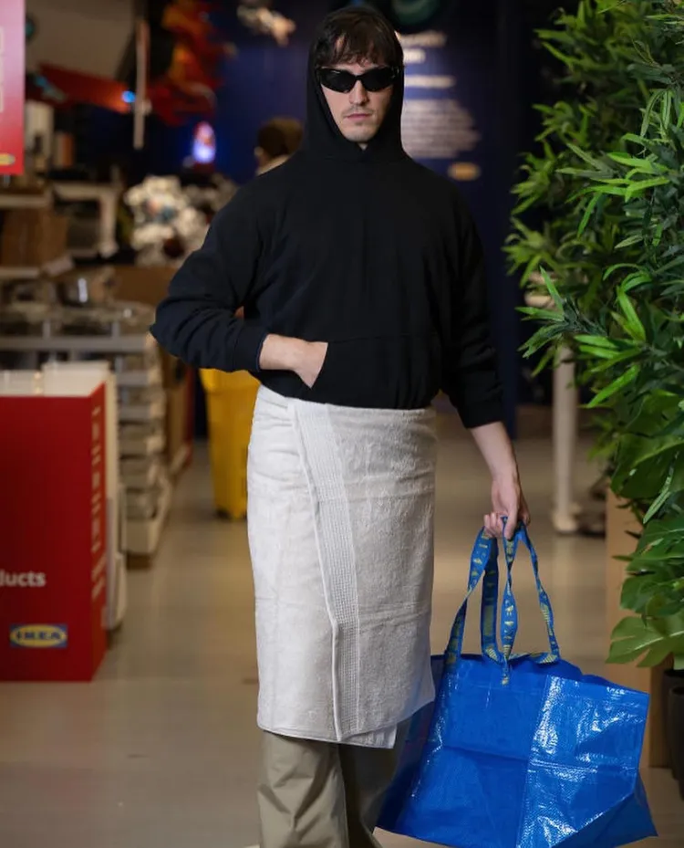 Model圍上IKEA浴巾還搭配購物袋向BALENCIAGA「致敬」。翻攝X平台