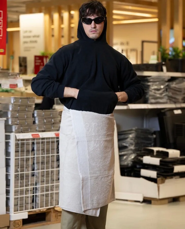 Model身上與BALENCIAGA「同款」的浴巾，要價僅不到400元。翻攝X平台