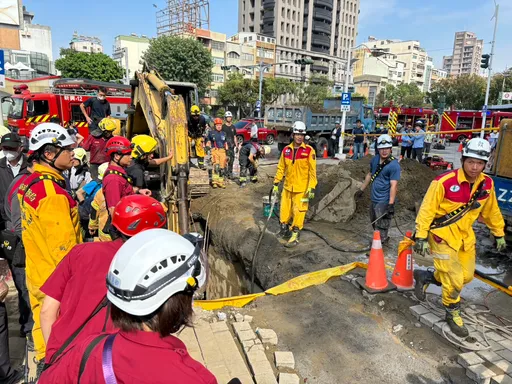高雄建案坍方 1工人活埋2hr!救出送医不治