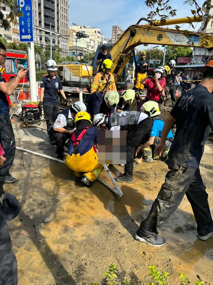工人救出時已無生命跡象，送醫仍不治。翻攝畫面
