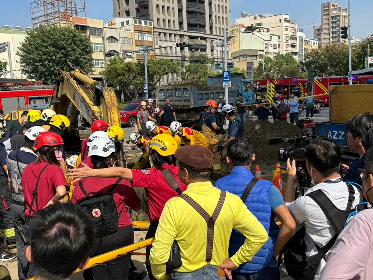 建商委託汙水接管，不料土石突然崩落，1名工人遭埋，救援人員搶救中。翻攝畫面