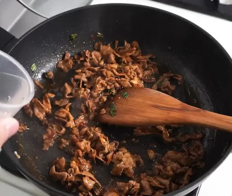 羊肉芙蓉蒸蛋食材：芙蓉蒸蛋(雞蛋2顆)、水、雞蛋豆腐1盒、蔥花15克、羊肉200克、豆瓣醬1大匙、醬油1大匙、蠔油1大匙、糖1茶匙、青椒1個、太白粉1大匙勾芡(依需求可省略）。IG @woodywoody315 提供