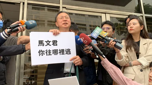 潛艦國造訟戰!郭璽被控洩密 出庭舉牌嗆馬文君「往哪逃」