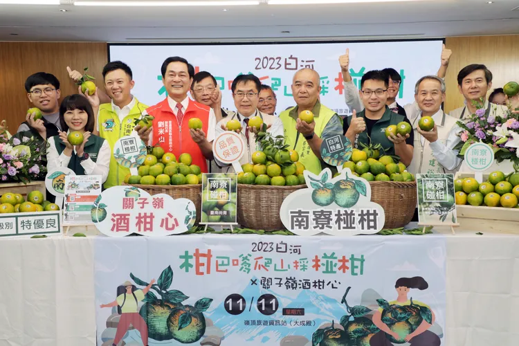 黃偉哲與市議員宣傳白河椪柑與關子嶺溫泉節。市府提供