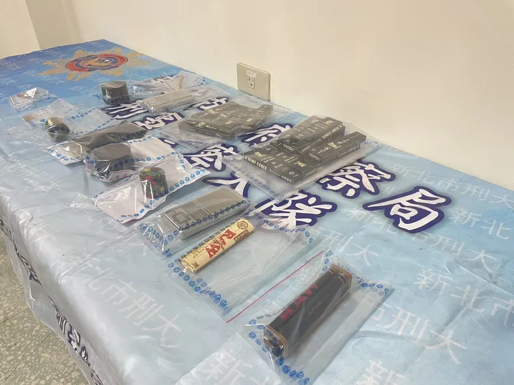 警方總共查扣大麻、大麻花毒品及研磨器、捲煙器、分裝袋、吸食器及手機等證物，第二級毒品大麻毛重210.26公克。翻攝畫面