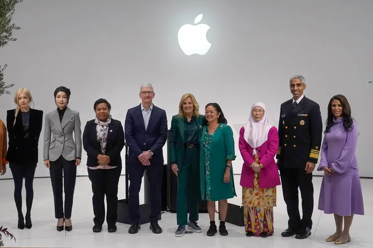 數名參與APEC領袖的夫人17日參訪加州蘋果園區，左起BLACKPINK的Rosé、南韓第一夫人金建希、巴布亞紐幾內亞第一夫人瑞秋馬拉普、蘋果執行長庫克、美國第一夫人吉兒拜登、菲律賓第一夫人露意絲、馬來西亞第一夫人旺阿芝莎、美國公共衛生局（USPHS）局長莫西、蘋果健康部門副總裁德賽。美聯社