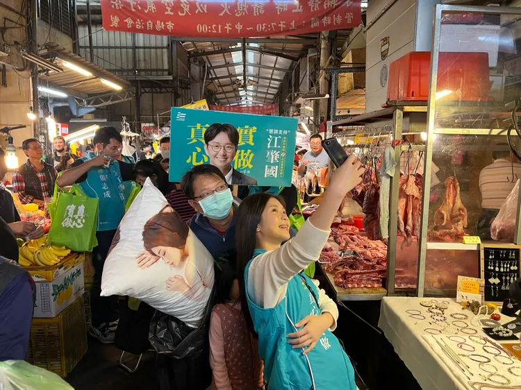 民眾與鄭家純開心合照。江肇國服務處提供