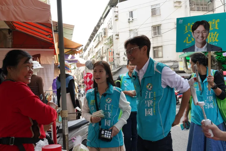 鄭家純扮演最強助選員。江肇國服務處提供