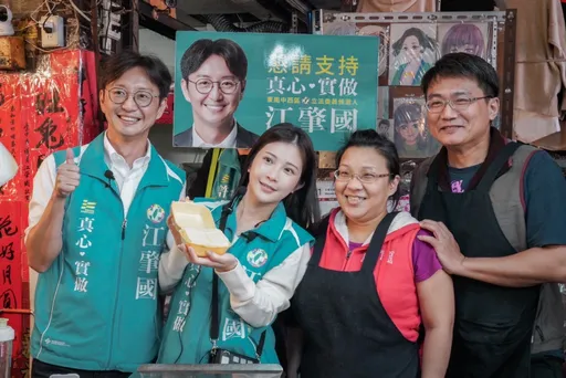 雞排妹台中掃街力挺江肇國  粉絲搶合照!被封「最強助選員」