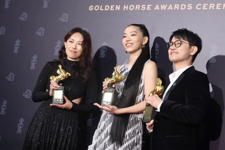 洪佩瑜（中）得獎運超旺，再奪下金馬獎。林林攝