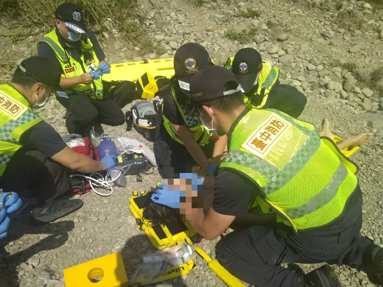 救護人員對吳姓少年急救。民眾提供