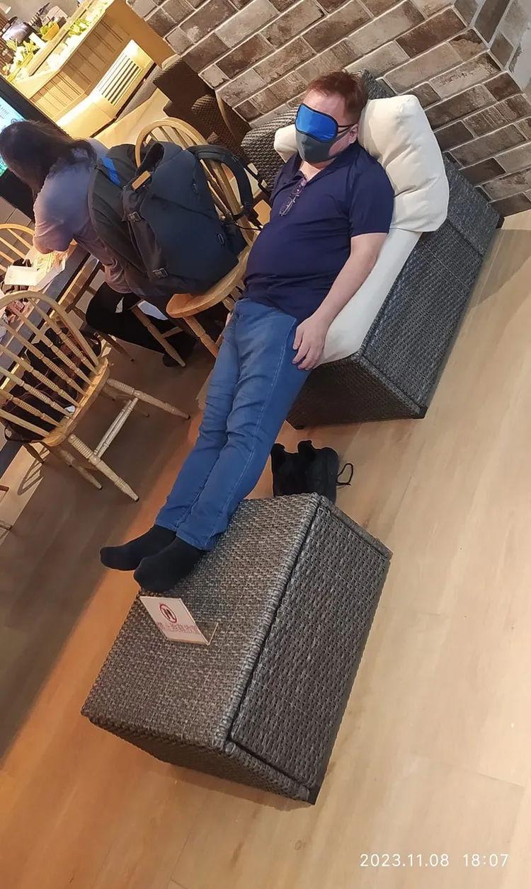 男子睡相遭眾多網友譴責。翻攝自臉書「爆料公社二社」