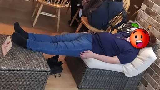 看不懂中文還是沒地方住？　男子百貨公司休息「很安詳」