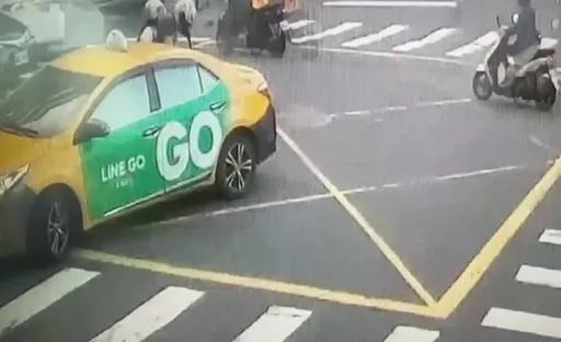 計程車路口左轉先禮讓行人 對向騎士煞不及撞上車尾