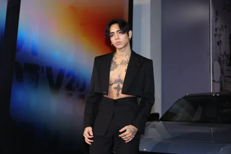 韓國獨立音樂人DPR IAN性感露出胸肌以及腹肌。攝影中心攝