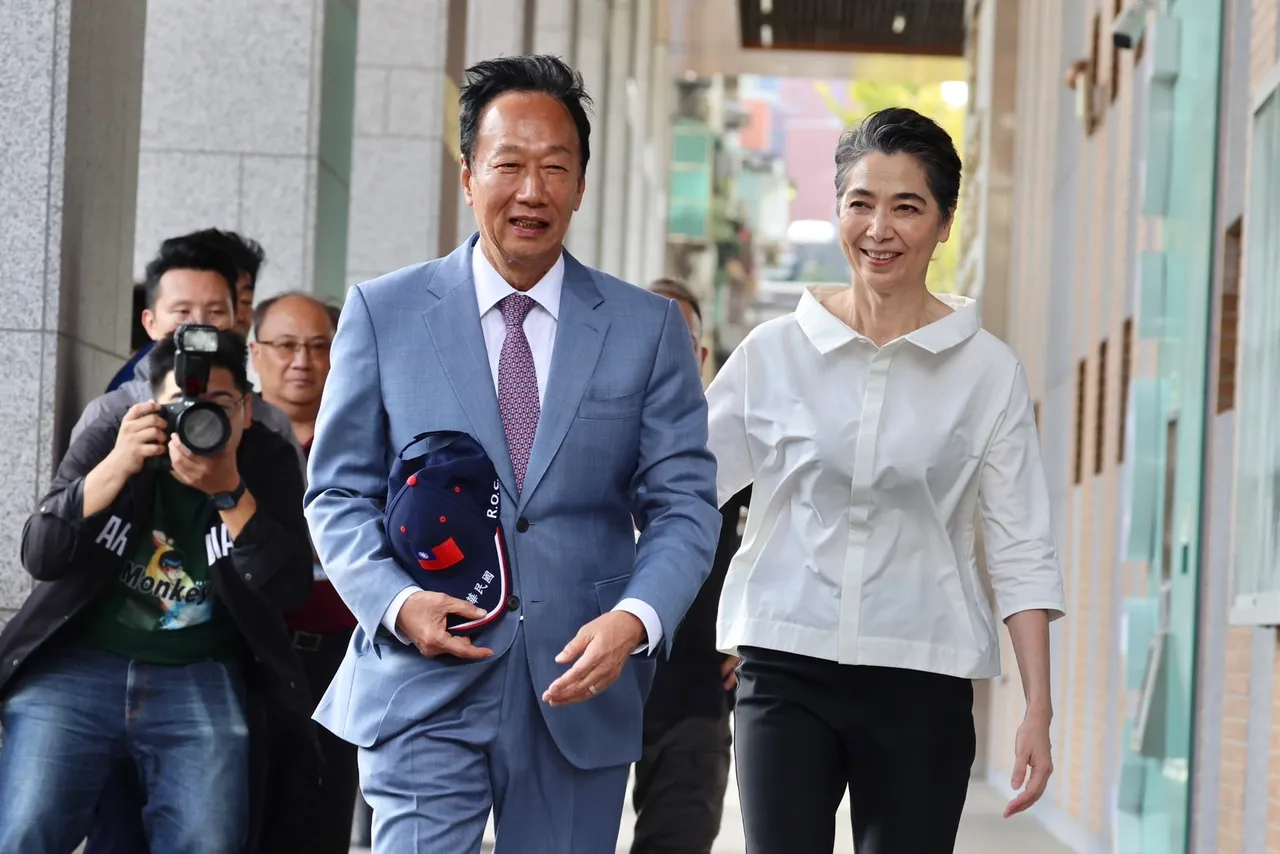 11/1,郭台銘和賴佩霞親赴北市選委會遞件,後來連數衝破百萬,展現實力。資料照片,林林攝