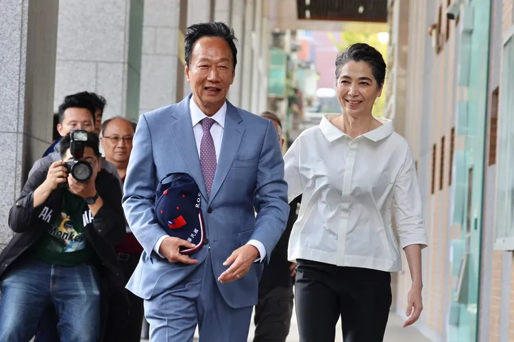 11/1，郭台銘和賴佩霞親赴北市選委會遞件，後來連數衝破百萬，展現實力。資料照片，林林攝