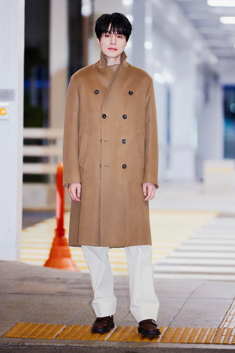 李棟旭飛往泰國參加Loro Piana新店開幕活動。品牌提供