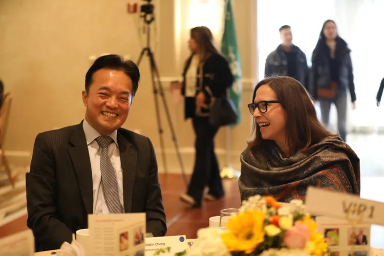 蕭美琴11日以打完OVID-19疫苗身體不適為由，缺席僑界活動，由駐美副代表鄭榮俊（左）代打。右為美國在台協會（AIT）主席羅森柏格。中央社