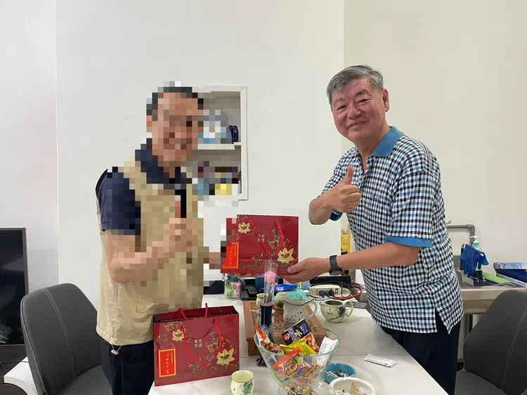 高雄市退伍軍人協會理事長劉萬禮(右)。翻攝自高雄市榮民服務處