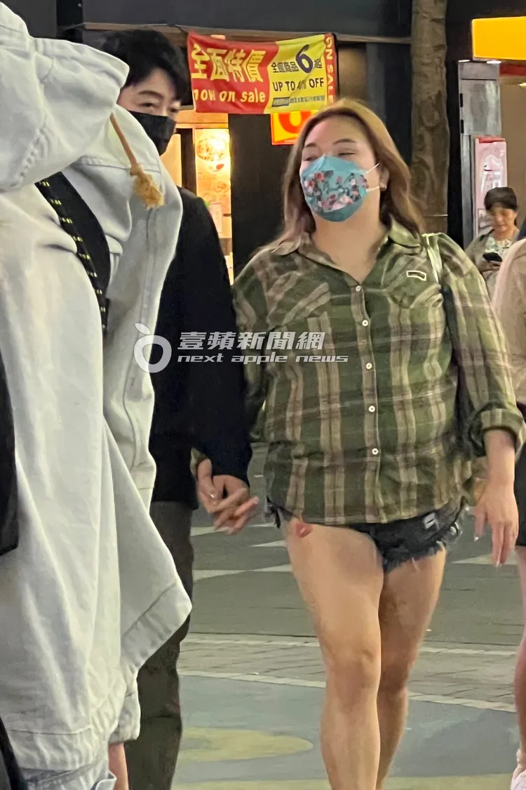 看得出新歡（左）眉眼清秀，右為熱褲小甜甜。陳薇安攝