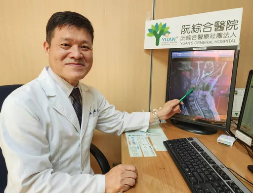 司機扭頭瞬間頸椎間盤破裂!肩手疼痛無力苦忍上工 醫:速就診