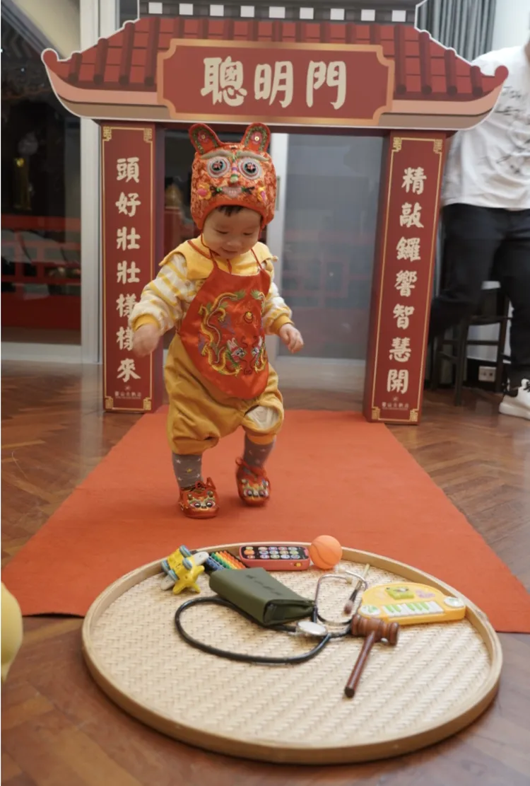 小班長抓周，依序抓出飛機、球、印章。JD Perspective提供