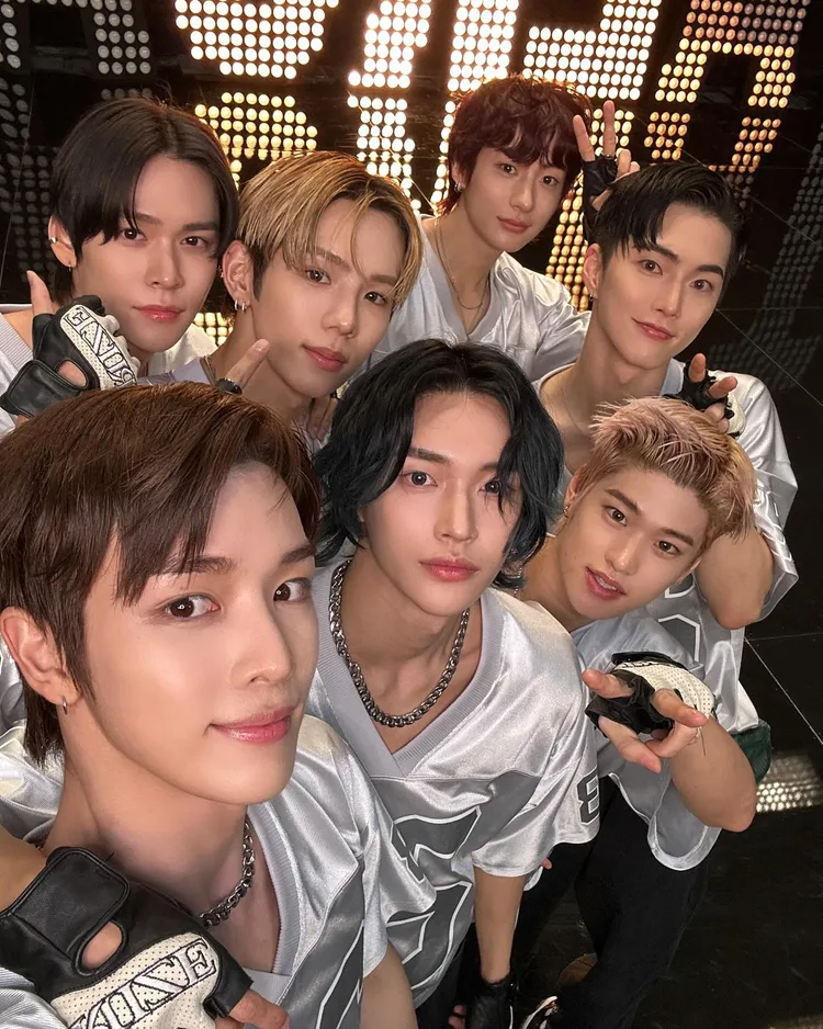 RIIZE是SM娛樂睽違7年推出的男團，當紅之際卻爆出承漢（後排右）的醜聞，改成6人組活動。翻攝RIIZE IG