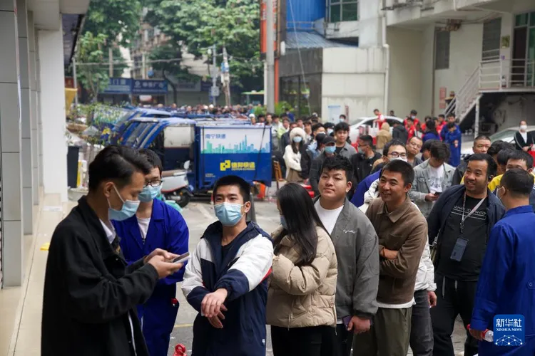 民眾排隊買錶。新華社