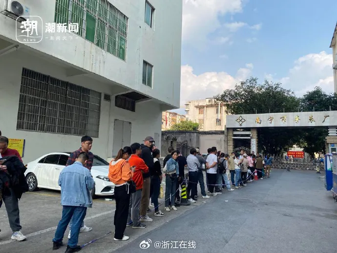 南寧桂花牌廠外，民眾排起了長隊要買表。