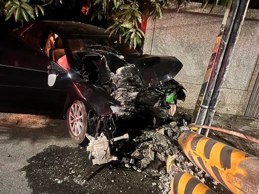 整條路都為你封了!18歲男自撞釀3電桿倒塌 車上竟查出這東西