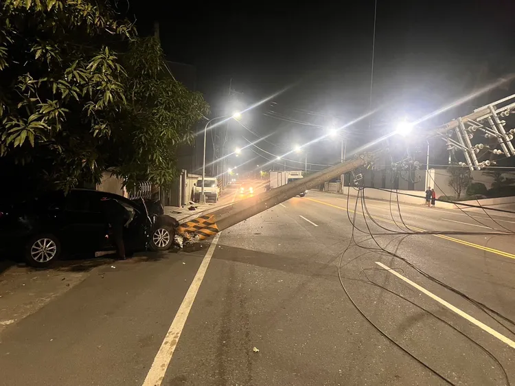 鄭男自撞電線桿，造成11戶停電。翻攝畫面