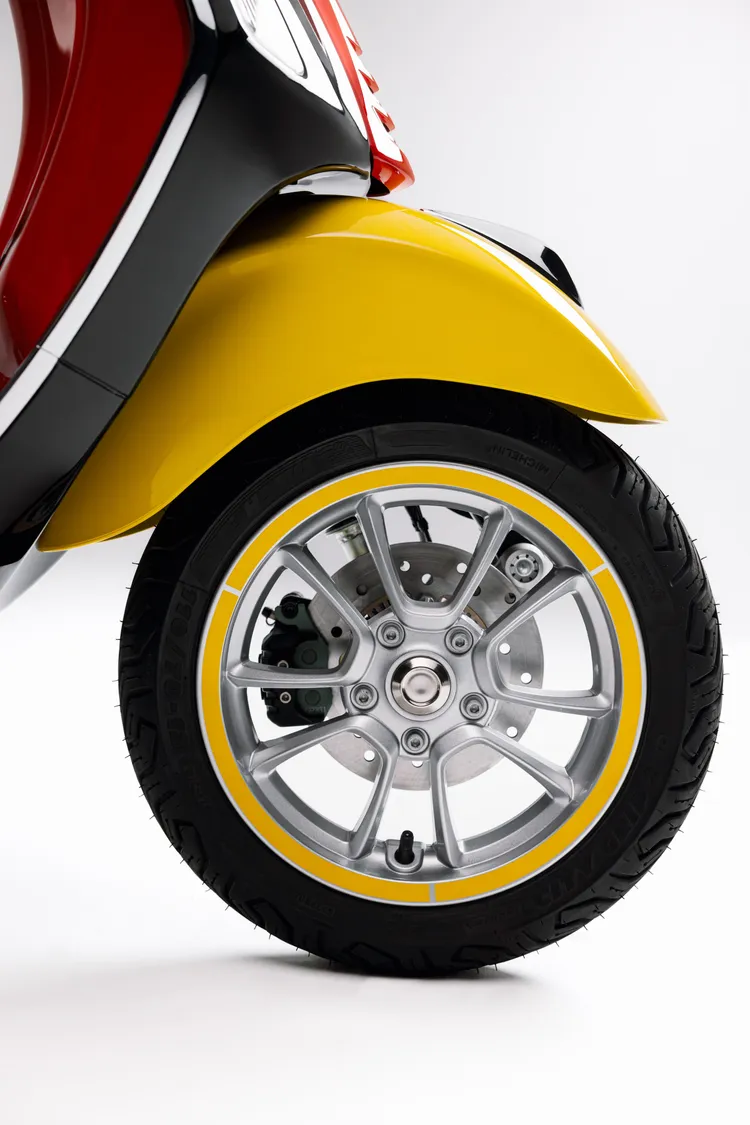 黃色前土除和前後輪圈樣式，勾勒出米老鼠的鞋子造型。原廠照片