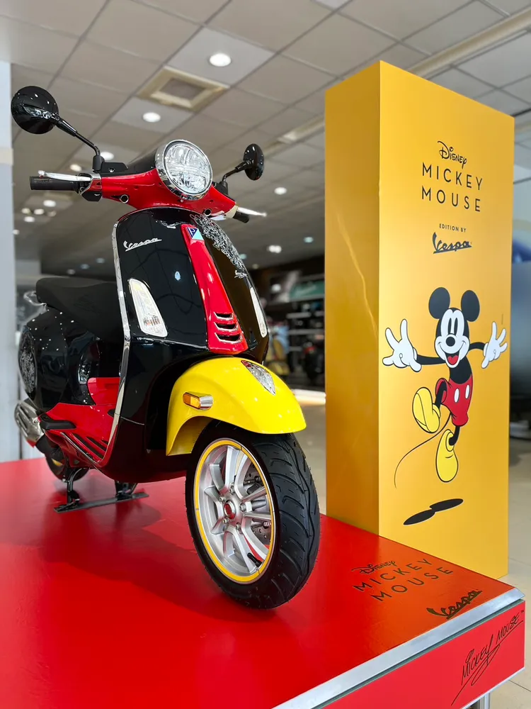迪士尼米老鼠特仕版Vespa首批少量到港，現於Vespa全台授權經銷門市展售中。業者提供