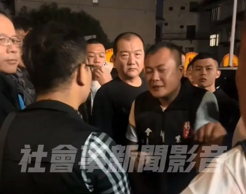 警方與現場人員溝通,雙方一度針鋒相對。翻攝社會事新聞影音