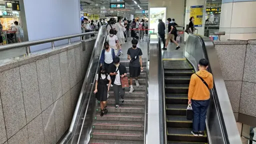 站電扶梯左側！遭後方譙「Ｘ恁娘」　他斥北捷態度讓人怒