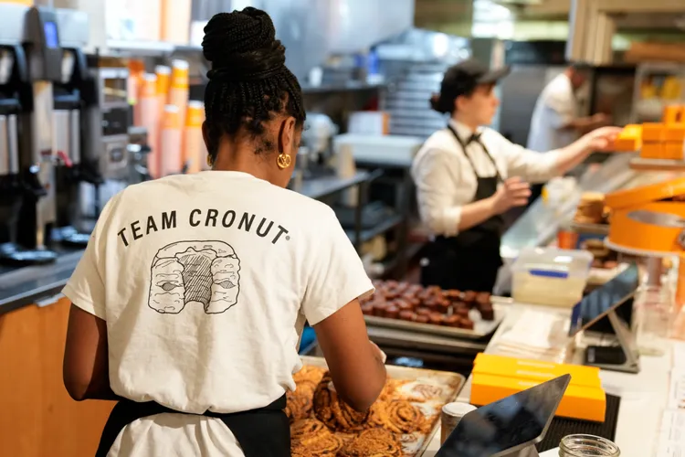 美國紐約市一間食品店的員工正準備糕點。美聯社