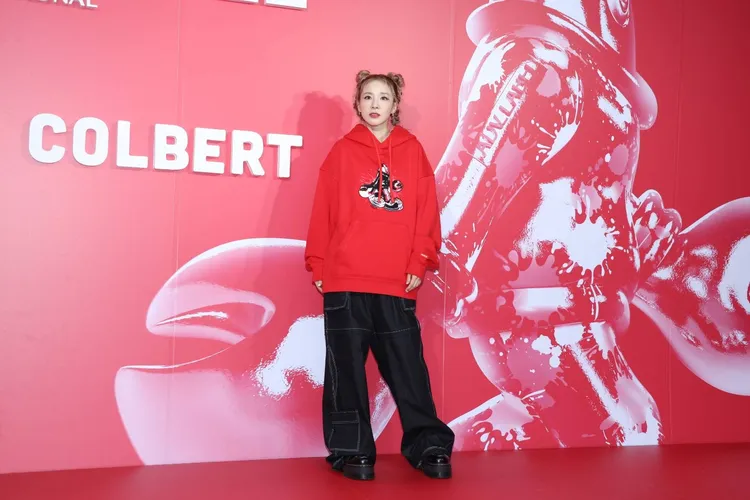 Dara最推薦自己身上所穿的紅色龍蝦帽T跟以及黑褲。攝影中心攝