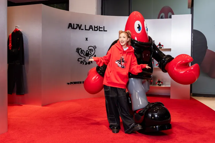 Dara與200公分高的巨型龍蝦合照。品牌提供