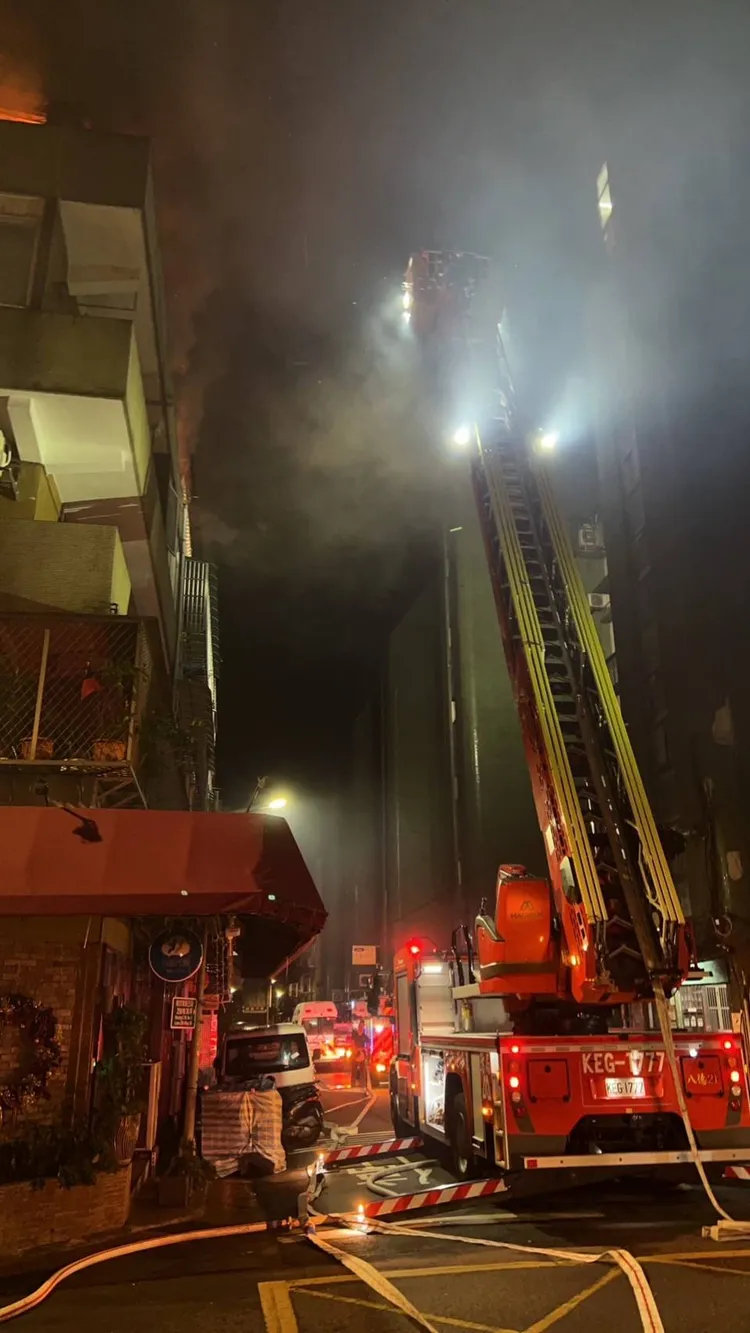 消防人員到場灌救。翻攝畫面