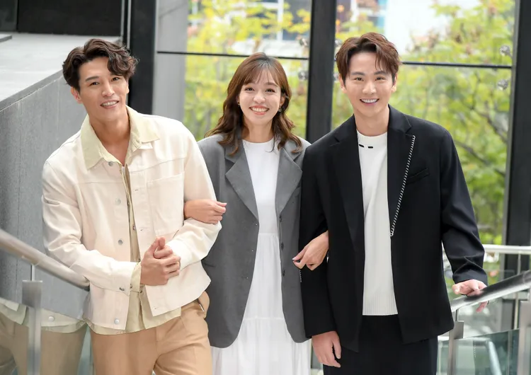 龍語申（左起）、賴郁庭和李睿紳談一段長腳三角戀。三立提供