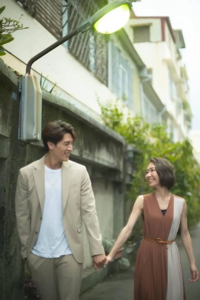 龍語申（左）和何依霈已結為夫妻。翻攝龍語申臉書