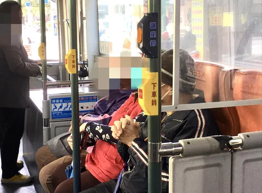 公車上突見「讓座鈴」 網譏:現在年輕人不知道什麼叫敬老尊賢
