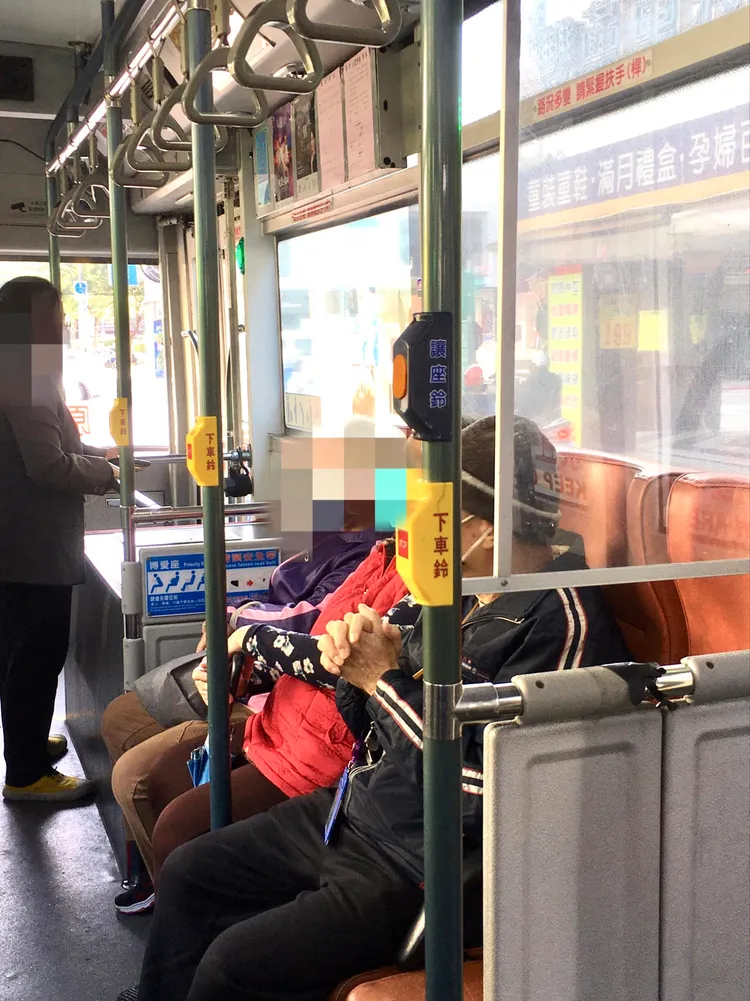 有民眾搭乘公車發現裝置了「讓座鈴」，好奇按下去會發出什麼樣的鈴聲？翻攝《路上觀察學院》社團