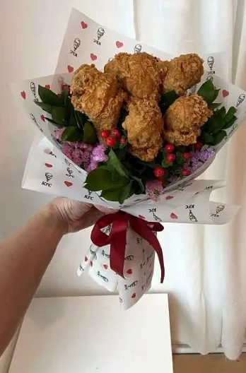 炸雞婚宴還有特製的炸雞捧花。黃良樂/謝鵬提供