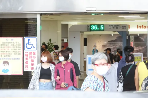 1岁女连烧4天咳到吐!呼吸道融合病毒4症状 老人也当心