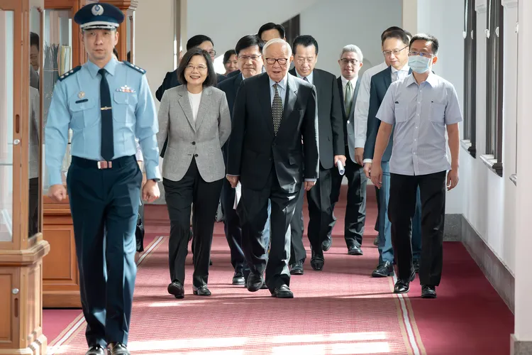 蔡英文跟張忠謀一同步入記者會場地。總統府提供