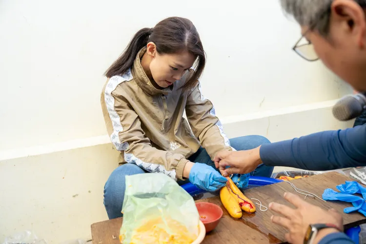 高虹安親手體驗烏魚子綁線、清洗、醃鹽等加工製程。新竹市府提供