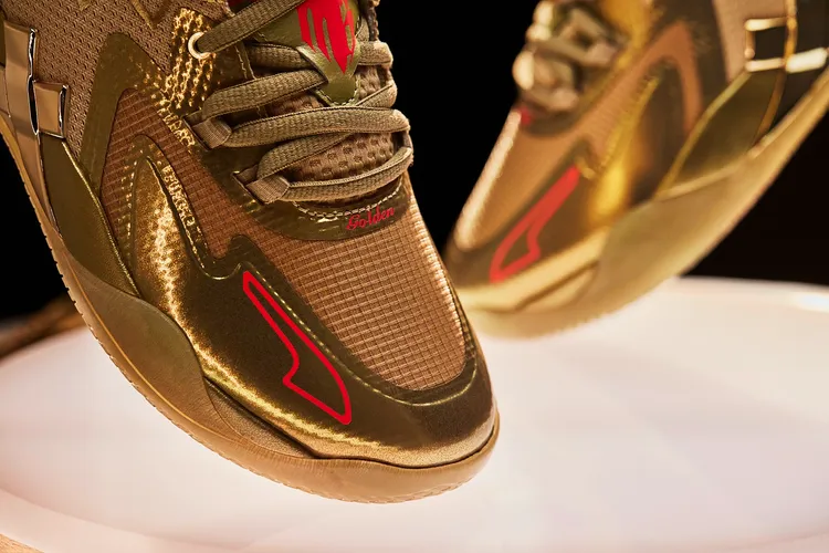 鞋頭加入裁片包覆。品牌提供